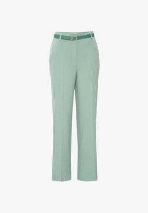 Pantalons ajustés vert menthe avec une texture lisse, des jambes droites et une ceinture assortie avec une boucle dorée en accent.