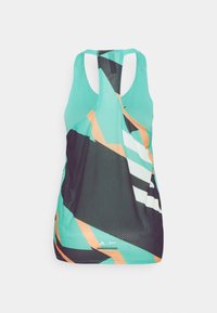 Sportovní tílko z prodyšné síťoviny s geometrickým vzorem v tyrkysové, černé a oranžové barvě, s designem typu racerback a detailním logem na lemu.