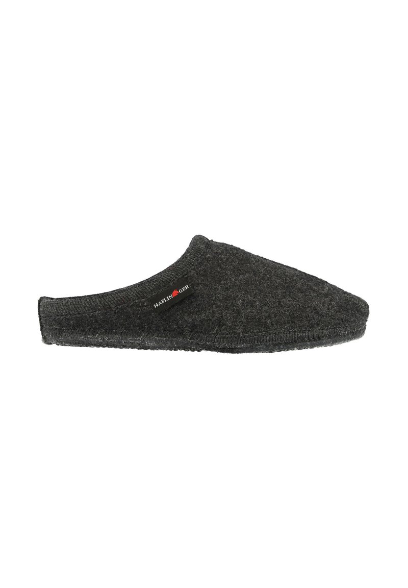 Grå følesko med rund tå og åben bagside. Har en syet kant og en lille rød label med teksten "HAFLINGER." Blødt, tekstureret materiale.