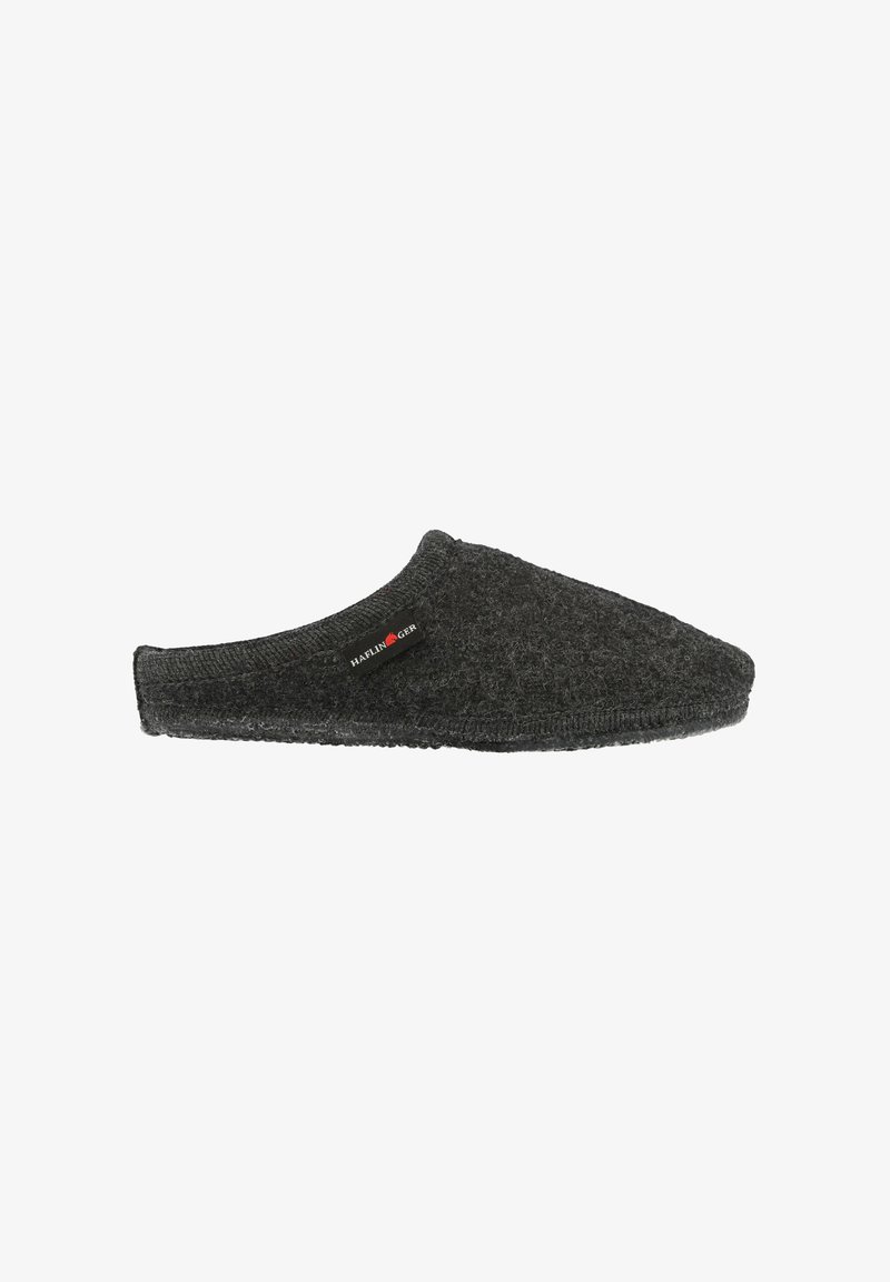 Grå følesko med rund tå og åben bagside. Har en syet kant og en lille rød label med teksten "HAFLINGER." Blødt, tekstureret materiale.