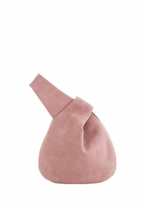 Bolso de mano de ante rosa suave con una sola correa ancha y un cuerpo redondeado y recogido, mostrado sobre un fondo blanco liso.