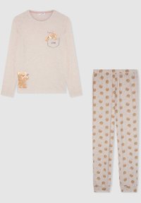 Completo pigiama beige chiaro composto da una maglietta a maniche lunghe con grafiche di orsi e la scritta "Love", e pantaloni abbinati con motivi di orsi ripetuti.