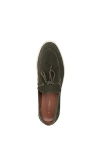 Scarpe da barca verde in suede con punte arrotondate, lacci decorativi, occhielli in metallo e suola in gomma bianca. All'interno presenta pelle marrone testurizzata.