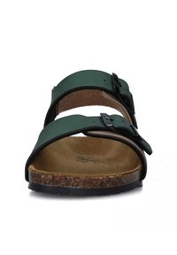 Sandali in ecopelle verde con due fibbie nere regolabili, soletta in sughero e suola in gomma resistente, caratterizzati da un design open-toe.
