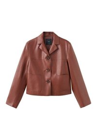 Giubbotto cropped in pelle marrone con colletto, tre bottoni, due tasche frontali e maniche lunghe. Il materiale ha una finitura liscia e lucida.