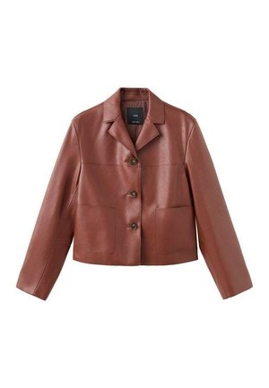 Chaqueta corta de cuero marrón con cuello, tres botones, dos bolsillos frontales y mangas largas. El material tiene un acabado suave y brillante.