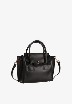 Sac à main en cuir noir avec deux poignées, un rabat avec une fermeture à tour dorée et une bandoulière réglable avec des ferrures dorées.