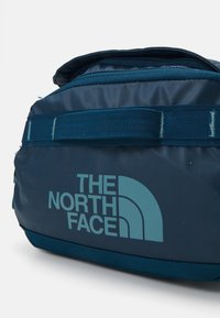 The North Face BASE CAMP VOYAGER DUFFEL 32L UNISEX - Nedidelis kelioninis krepšys - midnight petrol/algae blue