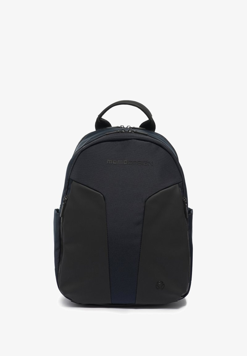 Zaino nero e blu con superficie strutturata, doppia cerniera e maniglia superiore. Include spallacci ergonomici e tasche laterali.