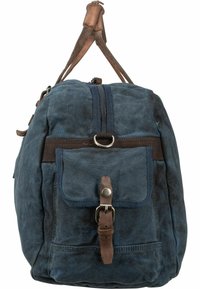 Borsa in tela blu navy con dettagli in pelle marrone, chiusura con zip, tasca frontale con patta e snap, e una robusta maniglia per il trasporto.