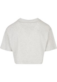 Camiseta gris corta hecha de algodón suave, con un escote redondo y mangas cortas, de textura suave y con detalles de costura mínimos.