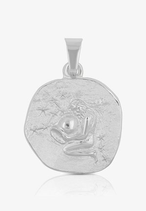 Ciondolo d'argento con superficie testurizzata, caratterizzato da un motivo in rilievo di una figura che tiene una sfera, circondata da motivi a stella.