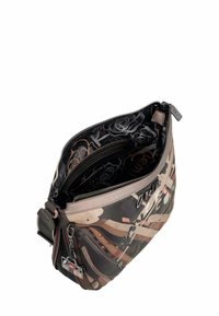 Bolso tipo bandolera en tela multicolor con patrones abstractos, que cuenta con una tapa con zipper, un interior forrado con diseño floral y un charm exterior.