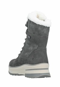 Graue Wildleder-Ankle-Boots mit Kunstfutter, kontrastierender weißer Sohle, Schnürdesign und dekorativen Metalldetails an den Seiten. Dicke Laufsohle für guten Halt.