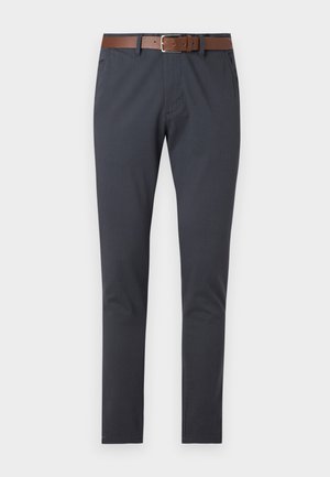 Donkerblauwe chino's met een zachte textuur, voorzien van een bruine leren riem met een rechthoekige zilveren gesp, aangepaste pasvorm en zonder zichtbare patronen.