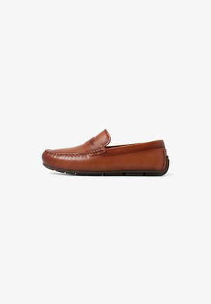 Chaussure en cuir marron de style mocassin avec un bout cousu et une semelle en caoutchouc flexible. Présente un talon plat et un design à enfiler.