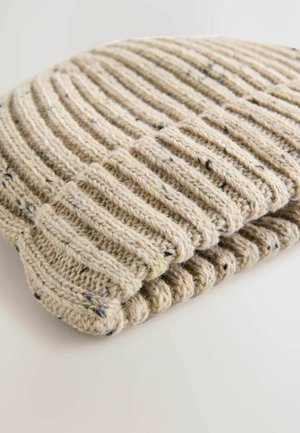 Béžová pletená čepice s ribbed texturou, obsahující jemné fleky barev, s ohrnutým lemem a měkkou, pružnou tkaninou.