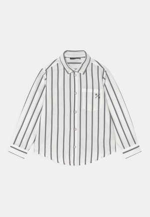 Chemise blanche à manches longues avec des rayures verticales grises et une poche avant ornée d'un petit logo "B/B".