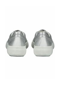 Sneakers in pelle argentata con una finitura liscia, dotate di una suola in gomma bianca e dettagli di cucitura minimi. Vista posteriore che mostra la forma e il design del tallone.