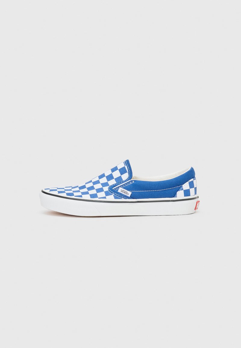 Blå slip-on skor med ett rutmönster i vitt, en vit gummisula och kontrasterande blå detaljer på ovansidan.