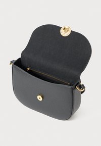 Borsa a tracolla in pelle nera con flap aperto, che mostra una tasca interna con zip e dettagli in ottone magnetico.