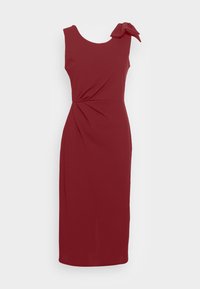 Robe sans manches rouge avec un design avant torsadé et un accent en nœud sur l'épaule gauche. Tissu lisse avec une silhouette ajustée.