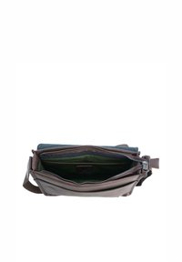 Bolso de hombro de cuero marrón oscuro con un interior verde, que cuenta con compartimentos con cremallera y una correa de hombro ajustable.