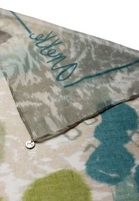 Sciarpa leggera in morbido tessuto con una miscela di colori pastello—verde, blu e beige—con motivi astratti e un'etichetta logo in argento.