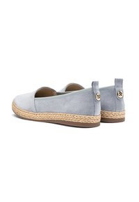 Scarpe in suede grigio con suole in juta intrecciata in stile espadrilles, punta rotonda, lati con tagli e linguette posteriori con logo.