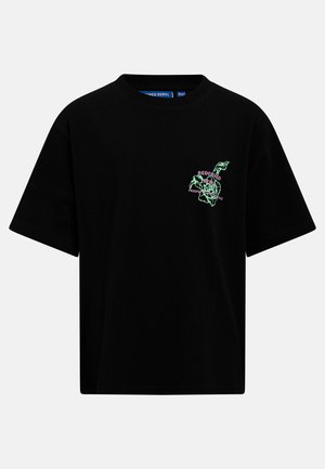 Svart kortermet T-skjorte med lite grønt blomsterprint og rosa tekst "Redefined Prosper Peace" på venstre bryst.