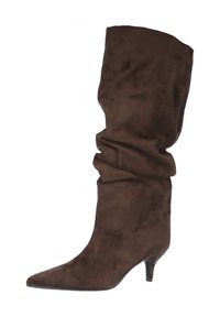 Bota alta hasta la rodilla de ante marrón con un diseño holgado, puntera puntiaguda y un pequeño tacón. Material texturizado con pliegues suaves para un aspecto relajado.