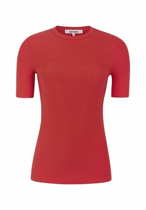 Rød ribbet kortærmet top med rund halsudskæring og tætsiddende silhuet. Lavet af blødt materiale med en subtil struktur hele vejen igennem.