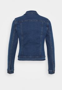 Jeansjacka i mörkblått, med långa ärmar, krage och en figursydd form. Baksidan har sydda sömmar och en rak fåll.