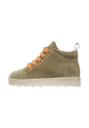 Sneaker alta in camoscio verde oliva con lacci arancioni, suola beige e linguetta sul tallone, mostrata in profilo destro.