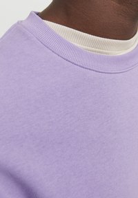 Jack & Jones JJESTAR CREW NECK - Felpa - purple/rose