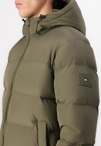 Tommy Hilfiger HOODED PUFFER  - Piumino - army green
