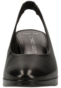 Chaussure à talon slingback en cuir noir avec une texture lisse, talon ouvert, bout carré et logo sur la semelle intérieure. Taille 37 mentionnée.
