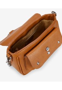 Borsa a tracolla in pelle sintetica marrone con finitura texturizzata, hardware in argento, patta superiore e tasca frontale con chiusura a scatto.