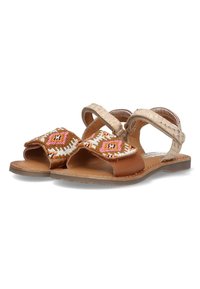 Bruine leren sandalen met geweven stoffen banden, met een geometrisch patroon in roze en oranje. Verstelbare enkelbandjes met platte zolen.