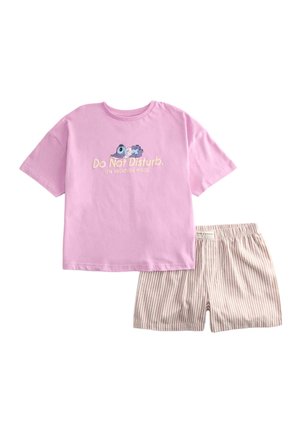 Lyseblå kortærmet skjorte med teksten "Forstyr ikke. Ferietilstand." og en tegneserie-fugl, kombineret med beige og hvide stribede shorts.