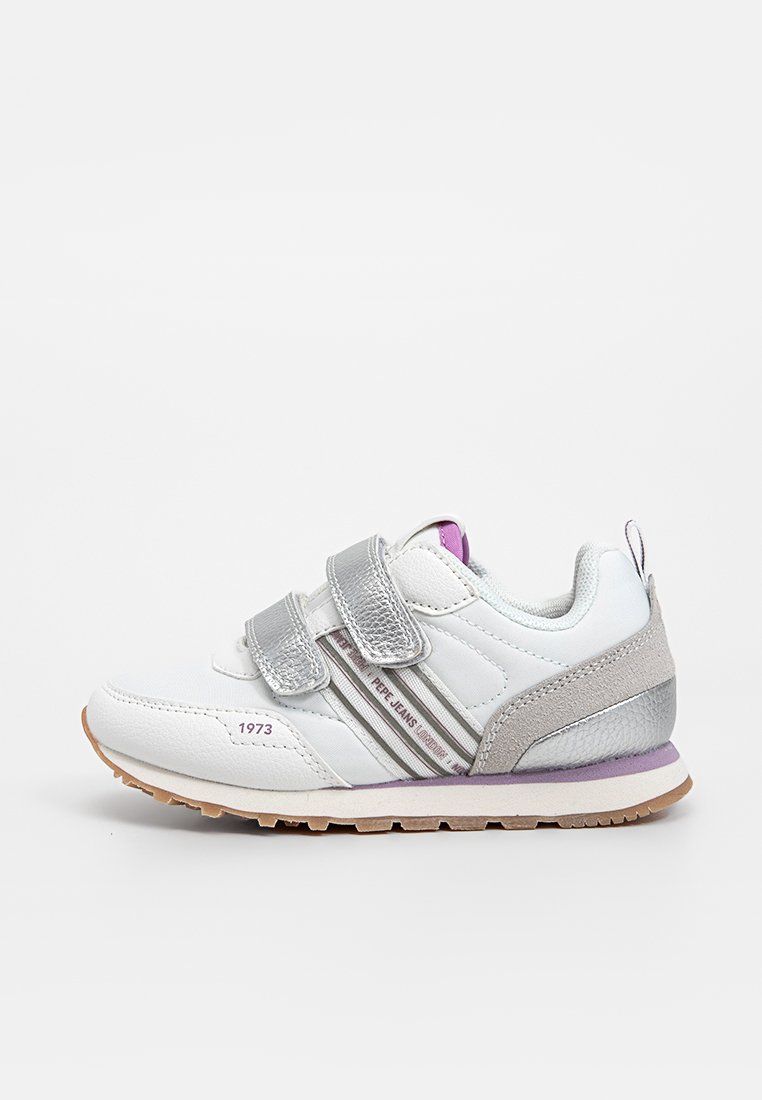 Sneakers sintetici bianchi con dettagli argentati, due cinturini in velcro, lati testurizzati e un dettaglio viola sulla suola. Presenta il logo "1973."