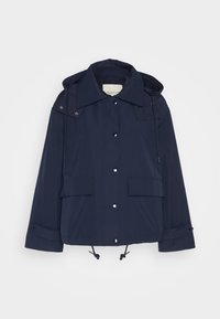 Marineblå regnjakke i åndbart materiale; har hætte, trykknapper, to forlommer og justerbare snore i taljen.