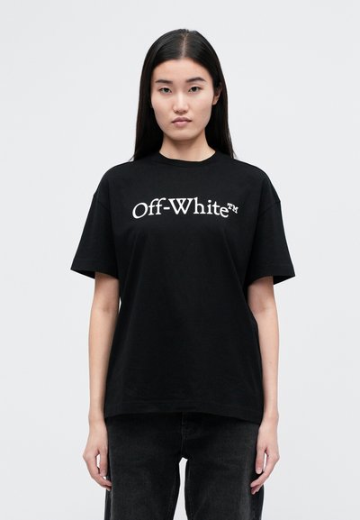 Czarny t-shirt bawełniany z białym logo "Off-White™", krótkie rękawy i luźny krój. Materiał wydaje się gładki, bez widocznych wzorów.