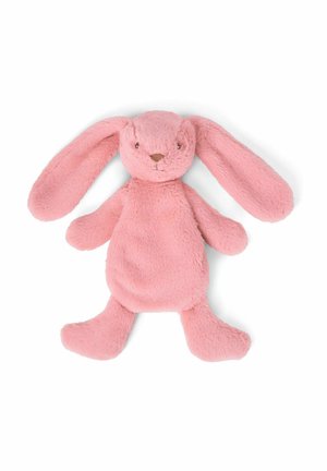 Lapin en peluche rose doux avec de longues oreilles tombantes, yeux, nez et bouche cousus, allongé à plat sur un fond blanc.
