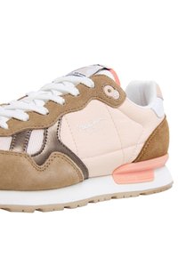 Bruine en roze sneaker met suede en stof materialen, witte veters en een gestructureerde rubberen zool. "Pepe Jeans" logo aan de zijkant.