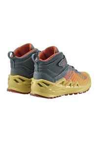 Mehrfarbige Sportschuhe mit grauem Obermaterial, orangefarbenen Akzenten und einer strukturierten gelben Sohle. Verfügt über ein Hochschnitt-Design und Mesh-Details.