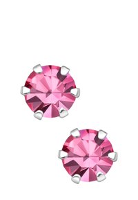 Orecchini a perno in cristallo rosa con forma rotonda, superficie sfaccettata e sei griffe metalliche che assicurano ogni pietra. Hardware in tono argento.