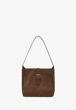 Borsa a spalla in suede marrone con una texture liscia, dotata di un manico piatto e di una cinghia centrale con una fibbia metallica. Design minimalista.