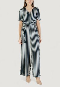 Mono a rayas en azul marino y crema, con mangas cortas y onduladas, un escote envolvente y una cintura anudada. Fluye de manera suelta hasta el suelo.