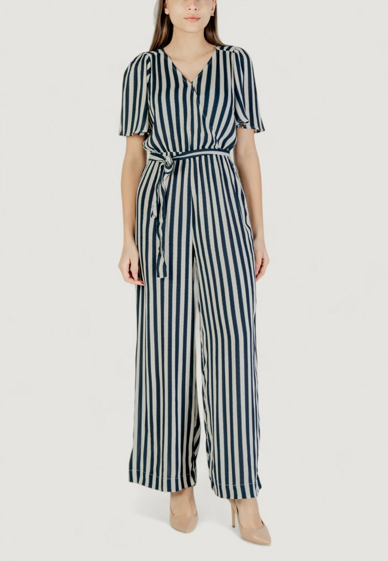 Mono a rayas en azul marino y crema, con mangas cortas y onduladas, un escote envolvente y una cintura anudada. Fluye de manera suelta hasta el suelo.